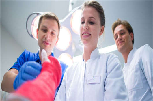 愛手術、愛開藥的德國醫生